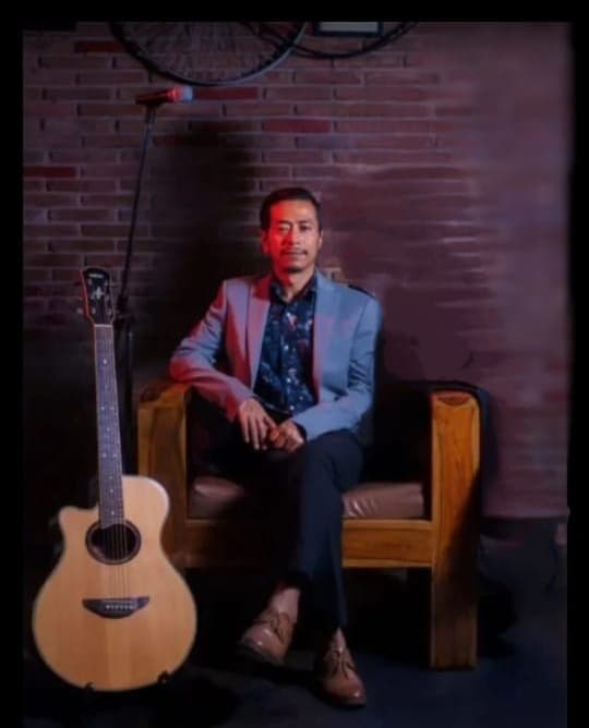 Ranjan Dewan with guitar