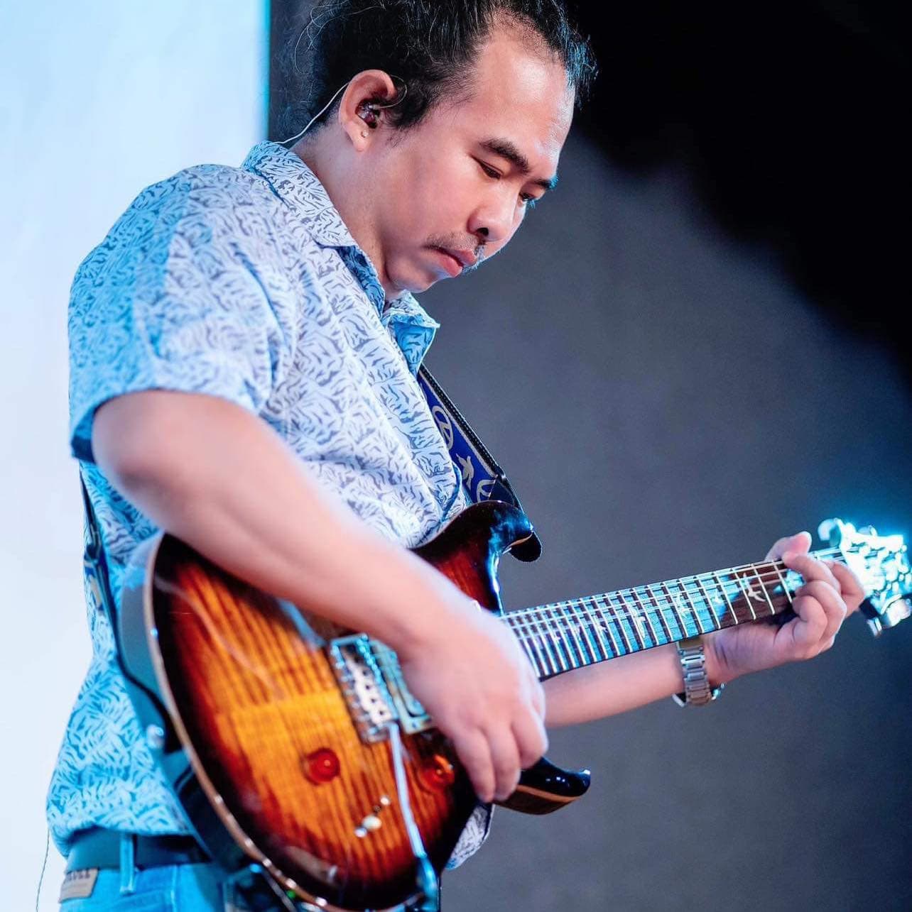 Ahao Gachui playing guitar